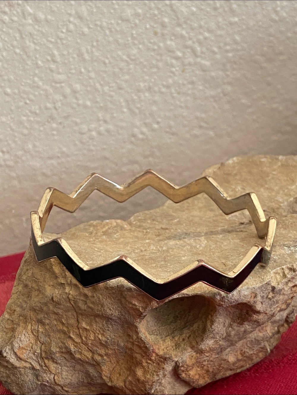 Vintage 90s Black Enamel & Gold Tone Chevron Bangle Bracelet